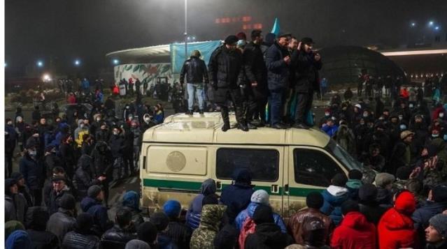 Kazakistan'da Yapılan Ülkeyi Ayağa Kaldırdı, Hükümet İstifa Etti