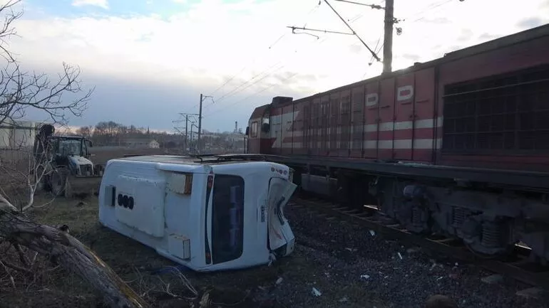 Yük treni hemzemin geçitte midibüse çarptı: 27 yaralı #Kırklareli#Yük Treni#Kaza